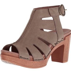 Dansko Demetra Ankle Bootie Sandal Taupe Nubuck Leather size 10, EUC